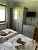 Kleiderschrank mit Komode und TV